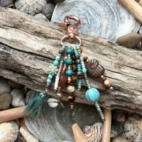 Geheimnisse - Taschenbaumler mit einer Vielzahl an Perlen, Edelsteinen, Quaste, Muscheln, Rocailles in türkis/brau Bild 3