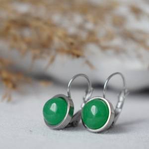 Ohrringe Jadegrün, Edelstein Ohrringe, 8mm, grüner Stein, minimalistisch, Lever-back kleine Ohrringe, Grün Jade Schmuck, Bild 1