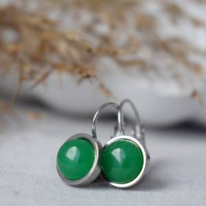 Ohrringe Jadegrün, Edelstein Ohrringe, 8mm, grüner Stein, minimalistisch, Lever-back kleine Ohrringe, Grün Jade Schmuck, Bild 3
