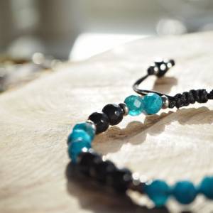 Apatit schwarzer Turmalin Armband, handmade, Edelstahl, 6mm Natursteine, facettiert, türkise Perlen, verstellbar Bild 3