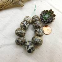 9 mittlere Granit-Perlen - antiker Granit aus Mali - Dogon Sahara Steinperlen - schwarz weiß Bild 4