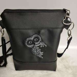 Kleine Handtasche Eule schwarz Umhängetasche  Tasche mit Anhänger Kunstleder Bild 1
