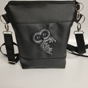 Kleine Handtasche Eule schwarz Umhängetasche  Tasche mit Anhänger Kunstleder Bild 5