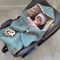 Kuschelige Einschlagdecke aus Walkloden, Wolle für deine Babyschale - praktisch & warm für dein Baby Grün Gänseblümchen Bild 1
