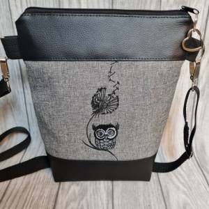 Kleine Handtasche Eule mit Blume Umhängetasche  grau schwarz Tasche mit Anhänger Kunstleder Bild 1