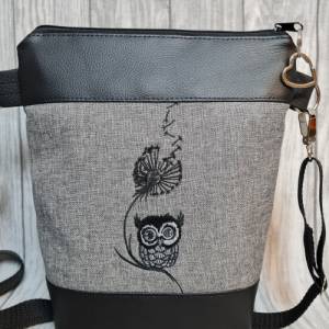 Kleine Handtasche Eule mit Blume Umhängetasche  grau schwarz Tasche mit Anhänger Kunstleder Bild 4