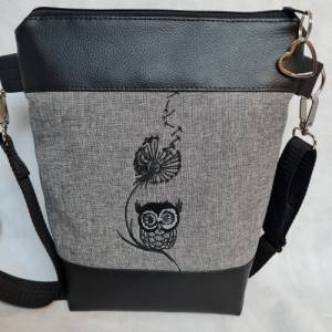 Kleine Handtasche Eule mit Blume Umhängetasche  grau schwarz Tasche mit Anhänger Kunstleder Bild 5