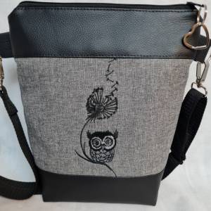 Kleine Handtasche Eule mit Blume Umhängetasche  grau schwarz Tasche mit Anhänger Kunstleder Bild 6