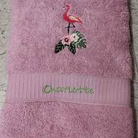 Besticktes Handtuch,  Duschtuch oder SET  Flamingo personalisiert Handmad bestickt Bild 1