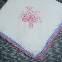 Taschentuch Baumwolle in Weiß mit rosa Stickerei und lila-rosafarbener Häkelspitze Handarbeit Vintage 1980er Jahren Bild 1
