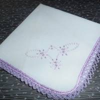Taschentuch Baumwolle in Weiß mit lila Stickerei und lilafarbener Häkelspitze Handarbeit Vintage 1980er Jahren Bild 2