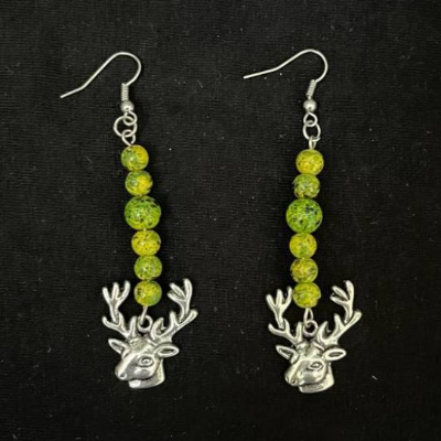 Ohrringe mit grünen, gesprenkelten Perlen und Hirsch