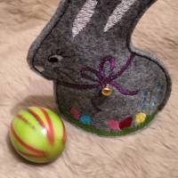Eierwärmer Hase bestickt aus Filz - handmade Bild 1