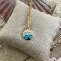Halskette „Wellen“ - Goldfarbene Halskette 45 cm aus Edelstahl mit emailliertem Anhänger „Wellen“ in Blautönen Bild 1