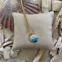 Halskette „Wellen“ - Goldfarbene Halskette 45 cm aus Edelstahl mit emailliertem Anhänger „Wellen“ in Blautönen Bild 2