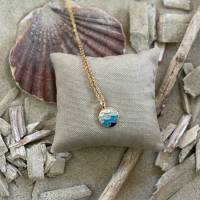 Halskette „Wellen“ - Goldfarbene Halskette 45 cm aus Edelstahl mit emailliertem Anhänger „Wellen“ in Blautönen Bild 3