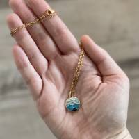 Halskette „Wellen“ - Goldfarbene Halskette 45 cm aus Edelstahl mit emailliertem Anhänger „Wellen“ in Blautönen Bild 5