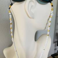 Handgefertigte Brillenkette in weiß mit goldfarbenen Details Bild 2