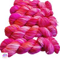 HighTwist, Handgefärbte Socken- und Tuchwolle, 80 % Schurwolle (Merino extrafine), 20 % Polyamid, Farbe: "Pink Power Bild 2