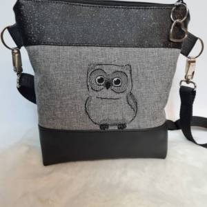 Kleine Handtasche Eule Umhängetasche  grau schwarz Tasche mit Anhänger Kunstleder Bild 2