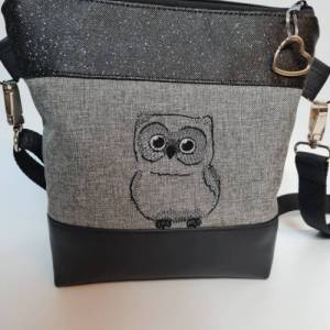 Kleine Handtasche Eule Umhängetasche  grau schwarz Tasche mit Anhänger Kunstleder Bild 5