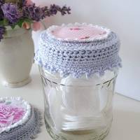 Deckelhaube Deckelbezug Glashaube Abdeckhaube in himmelblau rosa und weiß mit kleinen Rosen, Deckchen Handarbeit Bild 3