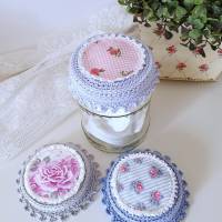 Deckelhaube Deckelbezug Glashaube Abdeckhaube in himmelblau rosa und weiß mit kleinen Rosen, Deckchen Handarbeit Bild 7