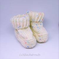 Babyschuhe, weiß, leicht bunt, handgestrickt, weiche Babywolle, ca. 9 cm Fußsolenlänge, Babystiefel Bild 1