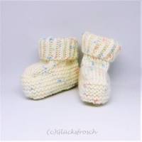 Babyschuhe, weiß, leicht bunt, handgestrickt, weiche Babywolle, ca. 9 cm Fußsolenlänge, Babystiefel Bild 2