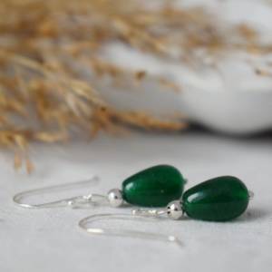 Ohrhänger, grüne Jade Ohrringe, Tropfen Edelstein Ohrringe echt Silber 925, minimalistische hängende Ohrringe Perlen, kl Bild 1