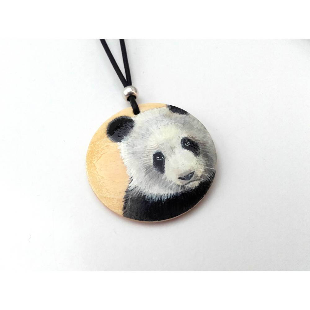 Krafttier-Amulett Panda, handbemalter Anhänger, handgemalter Bambusbär auf Holzmedaillon Bild 1