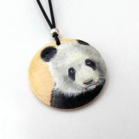 Krafttier-Amulett Panda, handbemalter Anhänger, handgemalter Bambusbär auf Holzmedaillon Bild 1