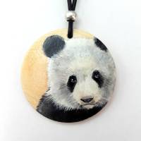 Krafttier-Amulett Panda, handbemalter Anhänger, handgemalter Bambusbär auf Holzmedaillon Bild 2