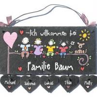 Türschild aus Schiefer für die Familie mit Wunschtext und Wunschfiguren handbemalt und mit Herzanhänger Bild 1