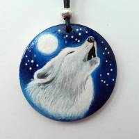 Krafttier-Amulett heulender weißer Wolf, handbemalter Anhänger, handgemalter heulender Wolf auf Holzmedaillon Bild 2