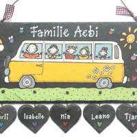 Türschild aus Schiefer für Familien personalisiert mit Namen und Figuren in Bulli. Schieferschild mit VW Bus handbemalt Bild 1