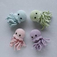 Die kleine gehäkelte Meduse Qualle aus Baumwolle in Pastellfarben Bild 1