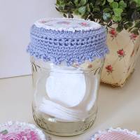 Deckelhaube Deckelbezug Glashaube Abdeckhaube in taubenblau rosa und weiß mit kleinen Rosen, Deckchen Handarbeit Bild 2