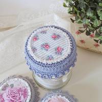 Deckelhaube Deckelbezug Glashaube Abdeckhaube in taubenblau rosa und weiß mit kleinen Rosen, Deckchen Handarbeit Bild 3