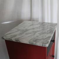 roter Vintage Nachttisch mit Marmorplatte Bild 2