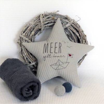Maritimes Sternkissen 30x30cm – Graue maritime Deko mit Boot & Möwen – Geschenk für Meerliebhaber