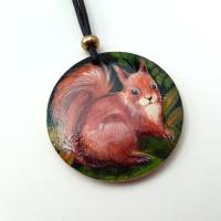 Krafttier-Amulett Eichhörnchen, handbemalter Anhänger, handgemaltes Eichhörnchen auf Holzmedaillon Bild 1