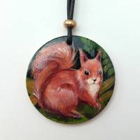 Krafttier-Amulett Eichhörnchen, handbemalter Anhänger, handgemaltes Eichhörnchen auf Holzmedaillon Bild 2
