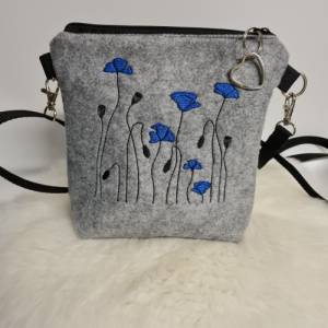 Kleine Handtasche Mohnblume  grau blau Umhängetasche Blume  Tasche mit Anhänger Bild 1
