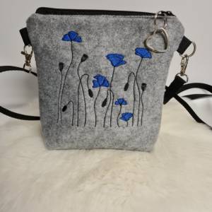 Kleine Handtasche Mohnblume  grau blau Umhängetasche Blume  Tasche mit Anhänger Bild 3