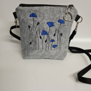 Kleine Handtasche Mohnblume  grau blau Umhängetasche Blume  Tasche mit Anhänger Bild 4