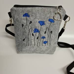 Kleine Handtasche Mohnblume  grau blau Umhängetasche Blume  Tasche mit Anhänger Bild 5