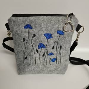 Kleine Handtasche Mohnblume  grau blau Umhängetasche Blume  Tasche mit Anhänger Bild 6