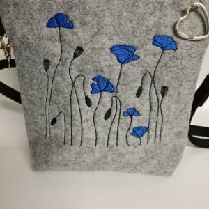 Kleine Handtasche Mohnblume  grau blau Umhängetasche Blume  Tasche mit Anhänger Bild 7