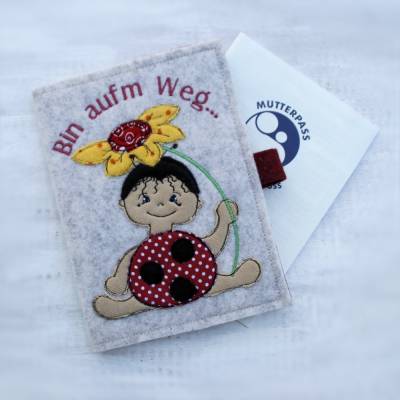Bestickte Mutterpasshülle aus Filz *Motiv Marienkäfer "Bin aufm Weg" *nach Wunsch individuell angefertigt